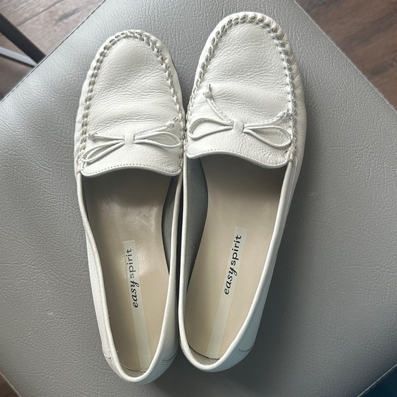 Easy Spirit Women's White Leather Loafers - Picture 1 of 3